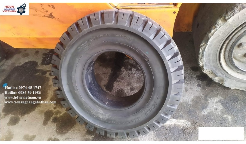 Thay vỏ đặc 700-12 Dunlop cho xe nâng 4.5 tấn kẹp giấy tròn xoay 360 độ Toyota 7FD45